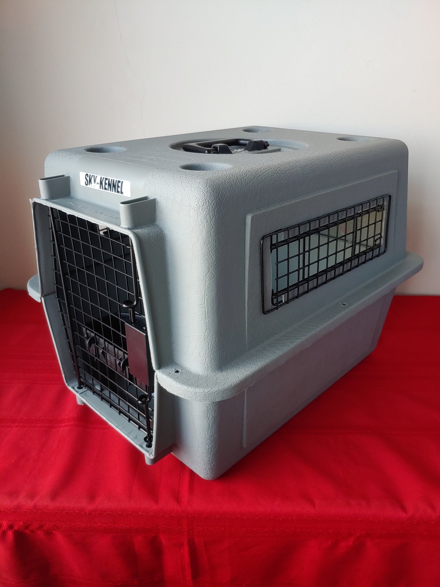 Transportadora para mascotas de 21" - Petmate Sky Kennel (Nuevo)