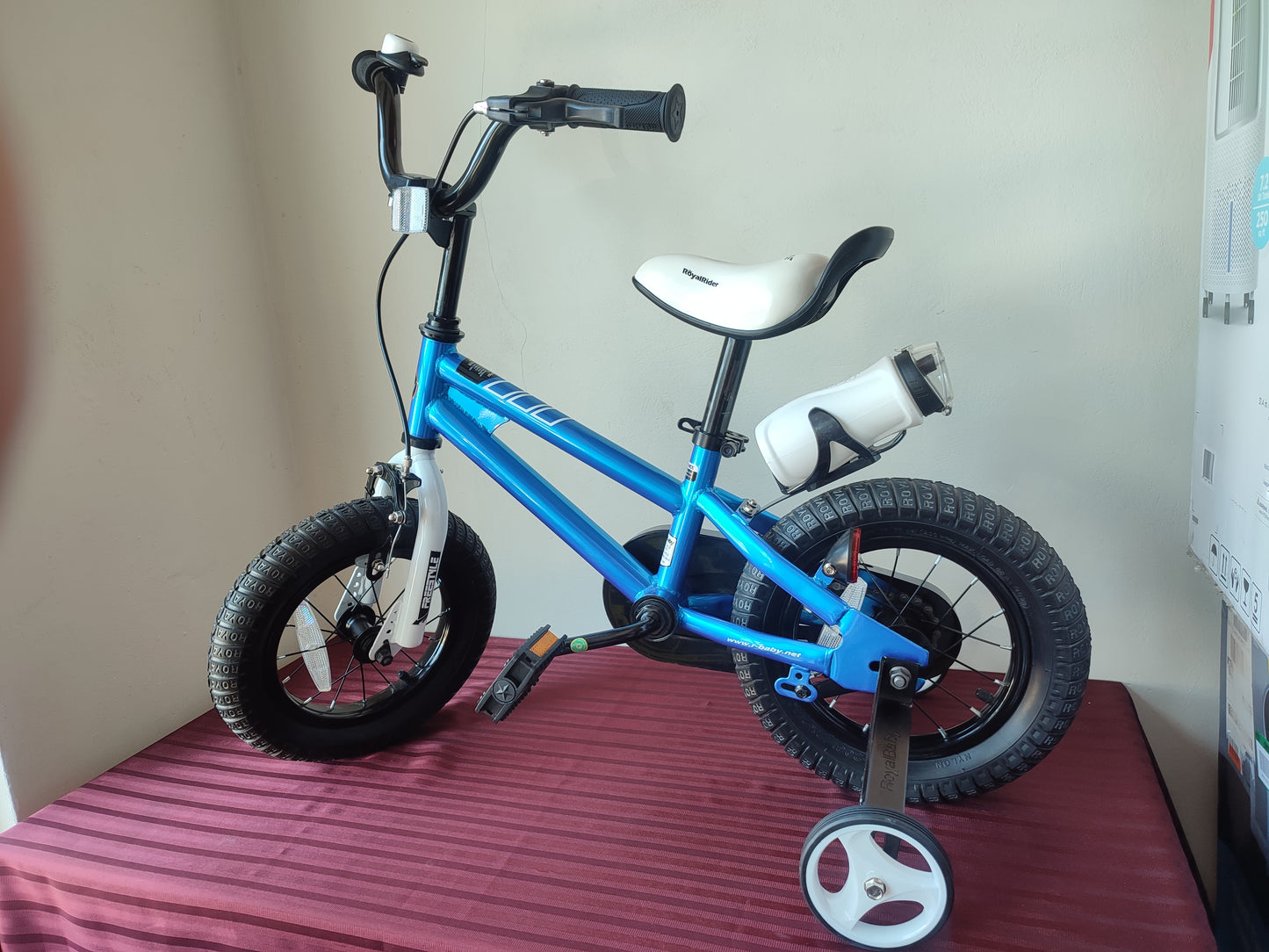 Bicicleta para niños Freestyle 12" de color azul - Royal Baby (Nuevo, sin caja)