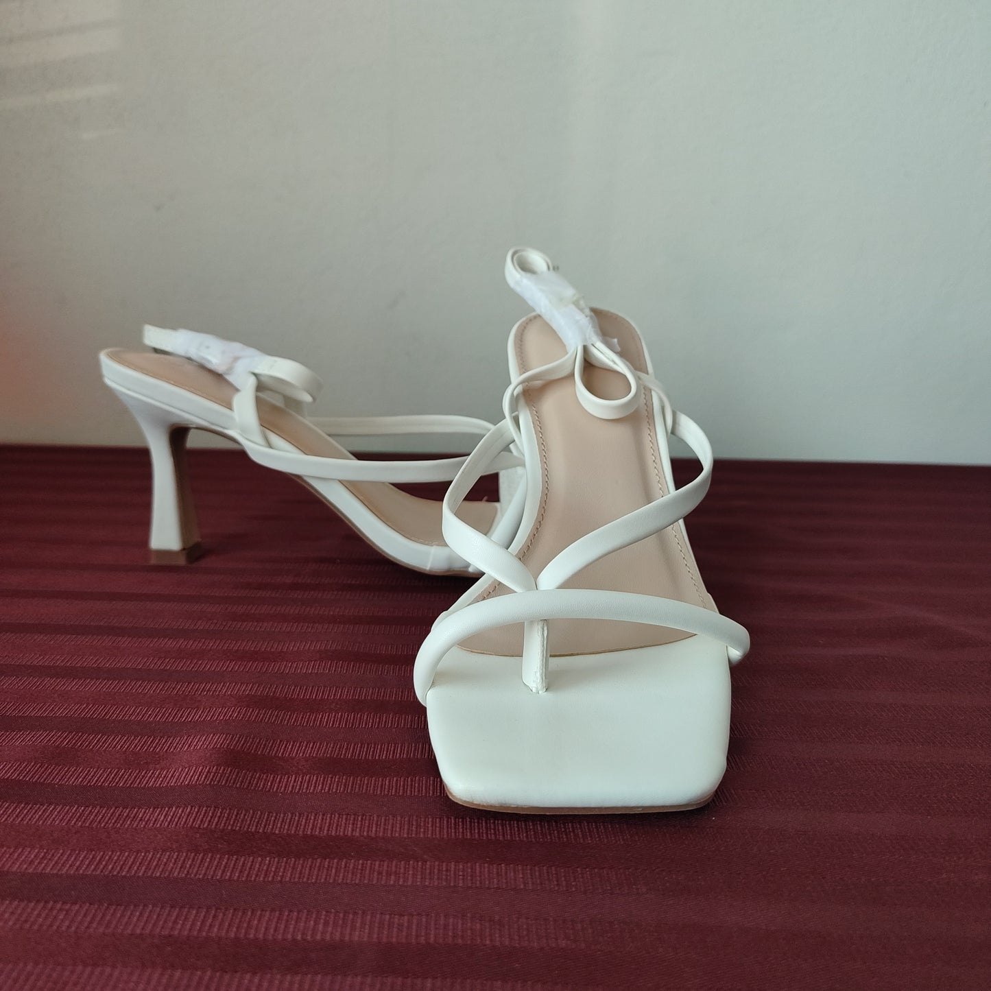 Zapatillas color blanco talla 6 1/2 US (23.5 cm) - (Nuevo)