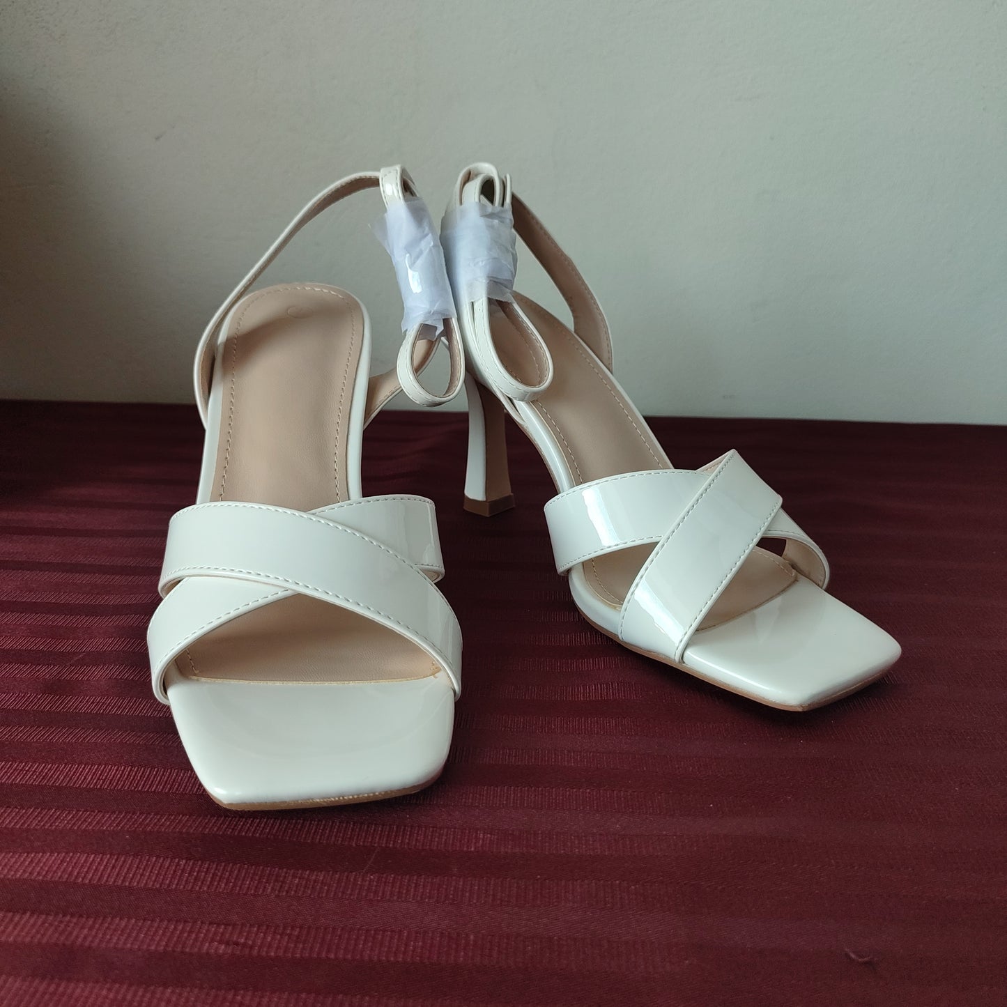 Zapatillas color blanco varias tallas - (Nuevo)