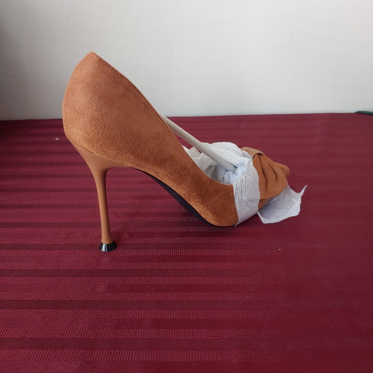 Zapatillas gamuza color marrón tacón de aguja talla 7 US (24 cm) - (Nuevo)
