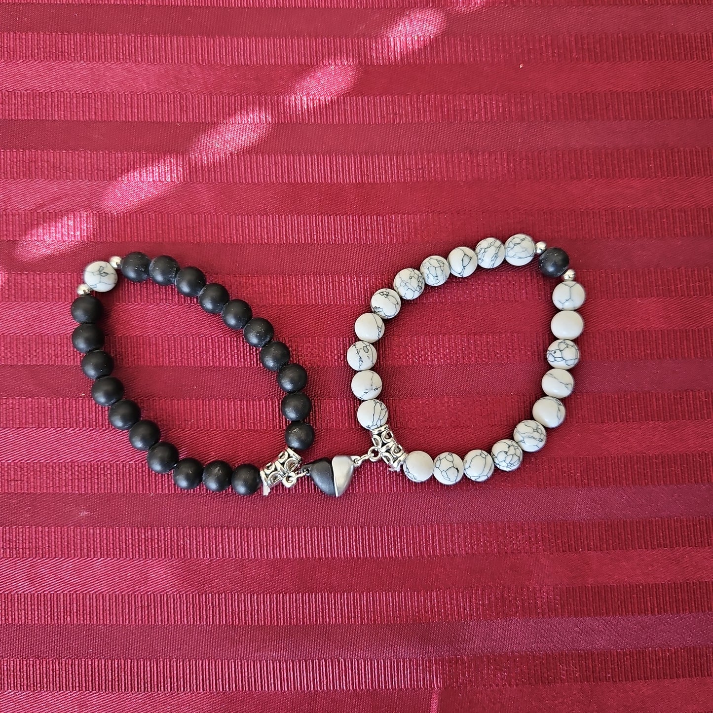Par de pulseras para pareja blanco y negro con corazón imantado (Nuevo)