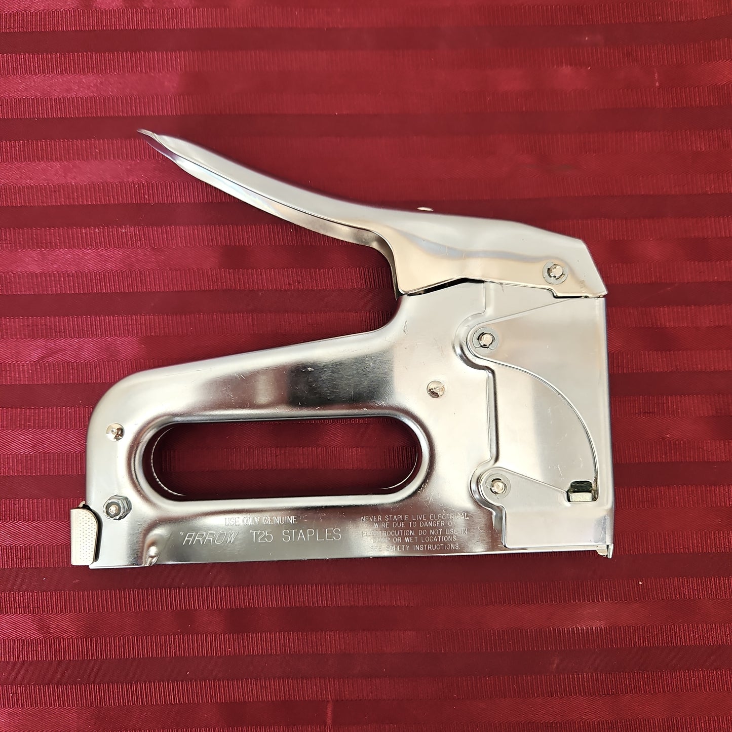 Engrapadora resistente para cables - Arrow Fastener T25P (Nuevo, sin empaque)