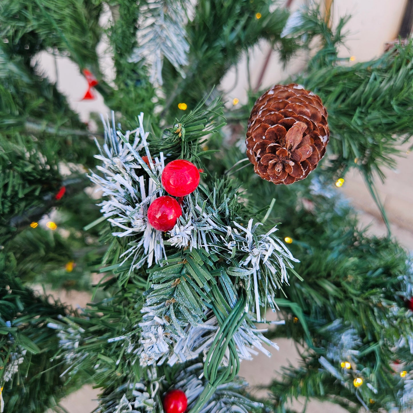 Árbol de navidad nevado de 6 pies con 250 luces LED integradas (Nuevo, caja abierta)