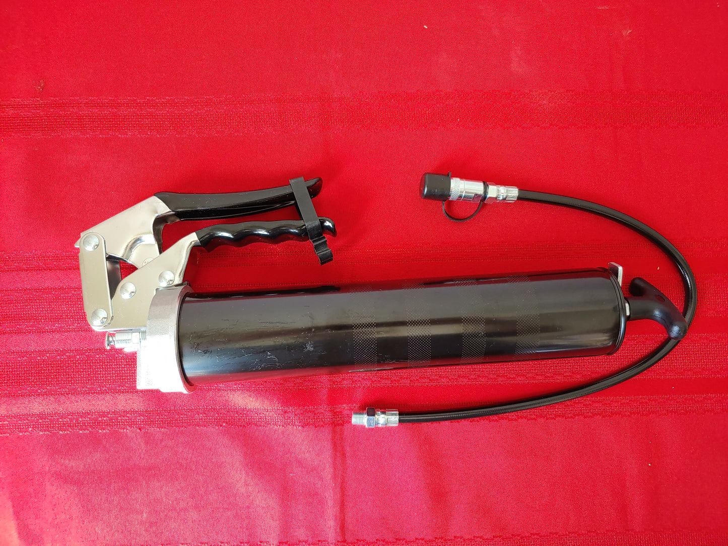 Grasera manual con manguera flexible de 18" - LuMax (Nuevo, caja abierta)