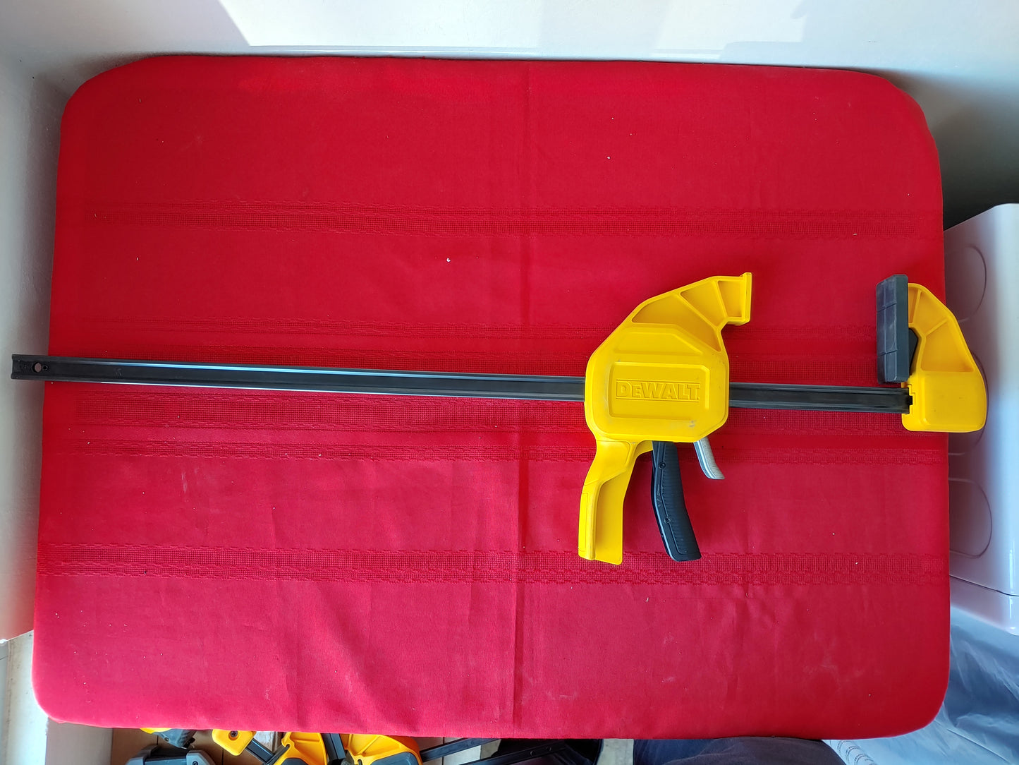 Clamp de sujeción 24 pulgadas - DEWALT (Nuevo, falta una goma)