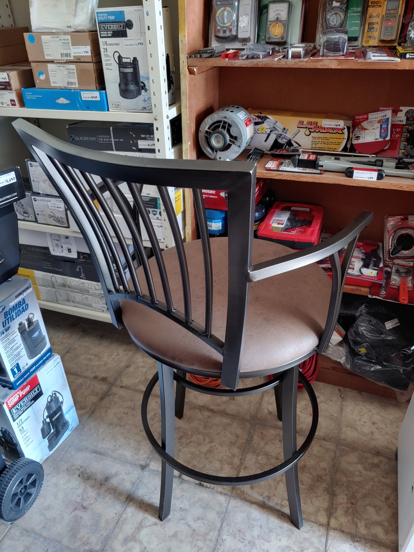 Silla para sala giratoria extra ancha color café - Steve Silver Bayview (Nuevo)
