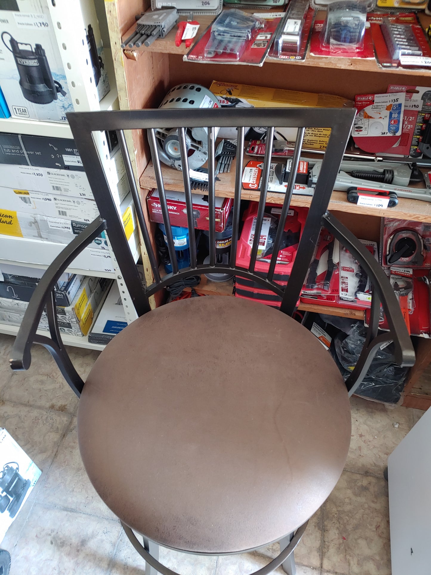 Silla para sala giratoria extra ancha color café - Steve Silver Bayview (Nuevo)