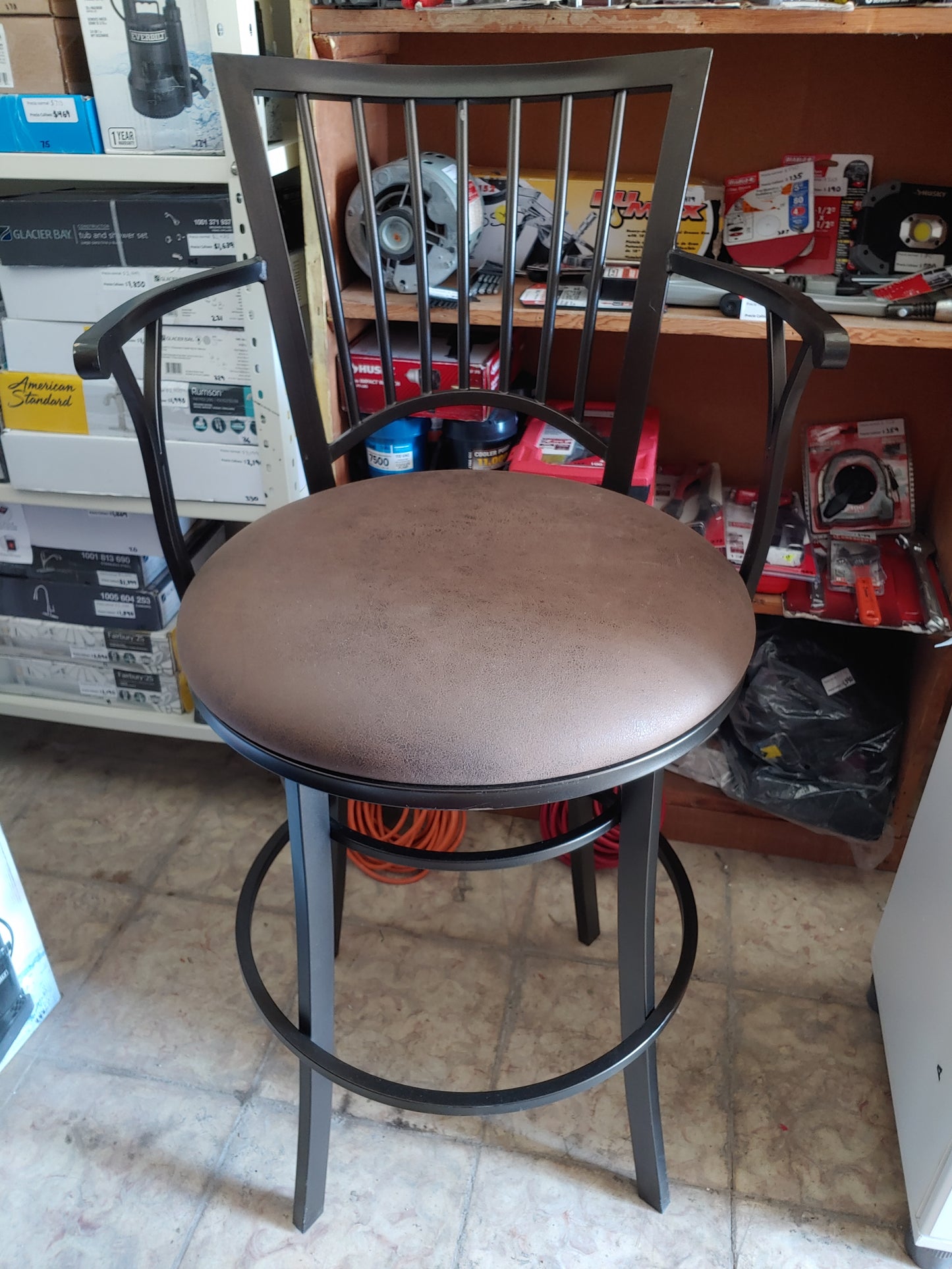 Silla para sala giratoria extra ancha color café - Steve Silver Bayview (Nuevo)