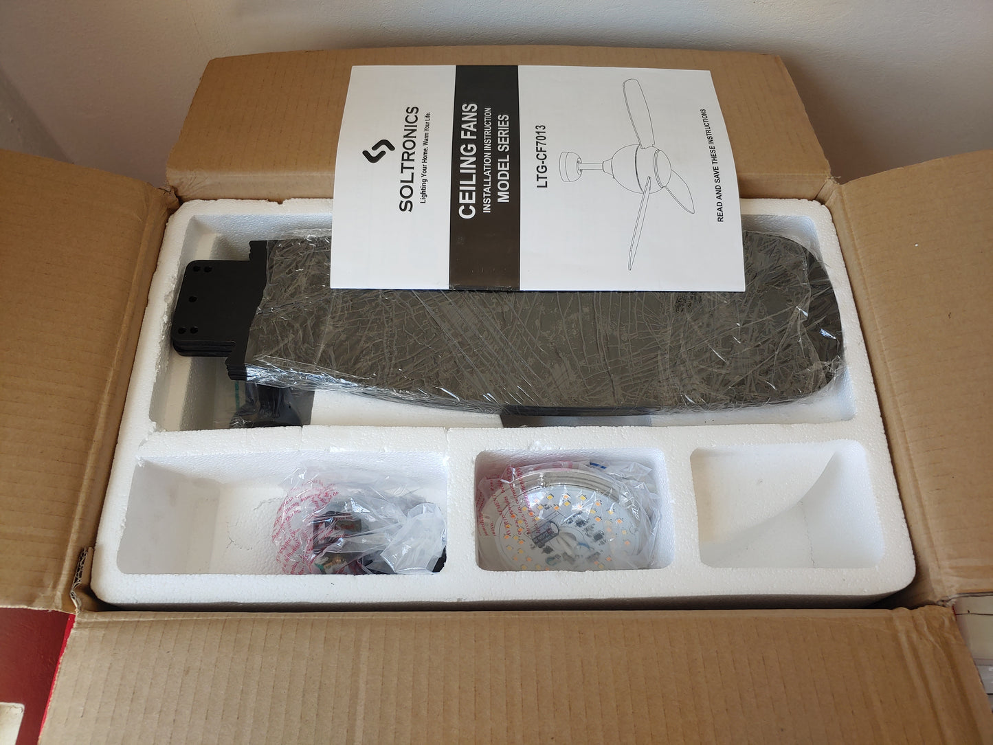 Ventilador de techo de 42" con luz LED y control remoto - Soltronics (Nuevo, caja abierta)