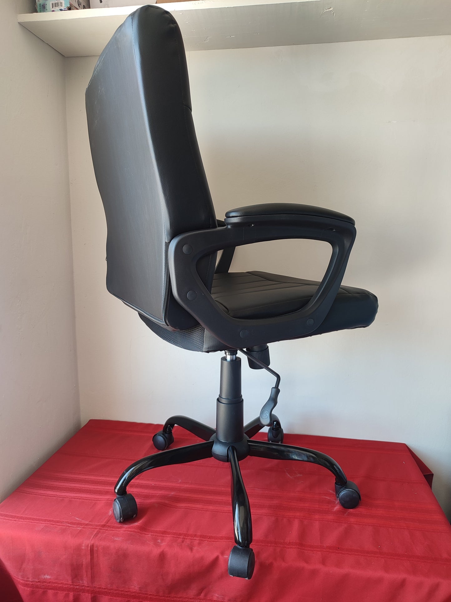 Silla para oficina ergonómica color negro (Nuevo, detalle estético)