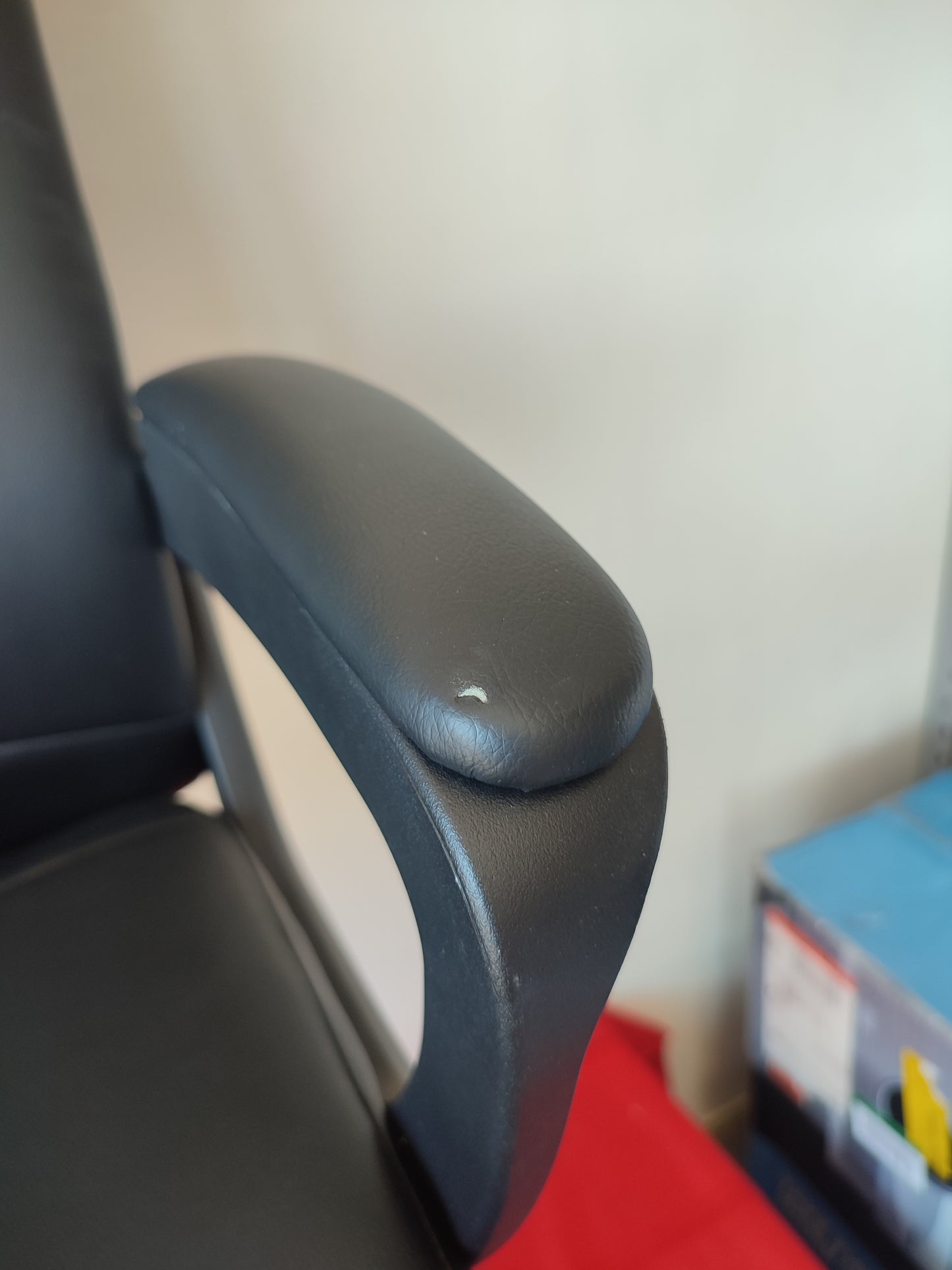 Silla para oficina ergonómica color negro (Nuevo, detalle estético)