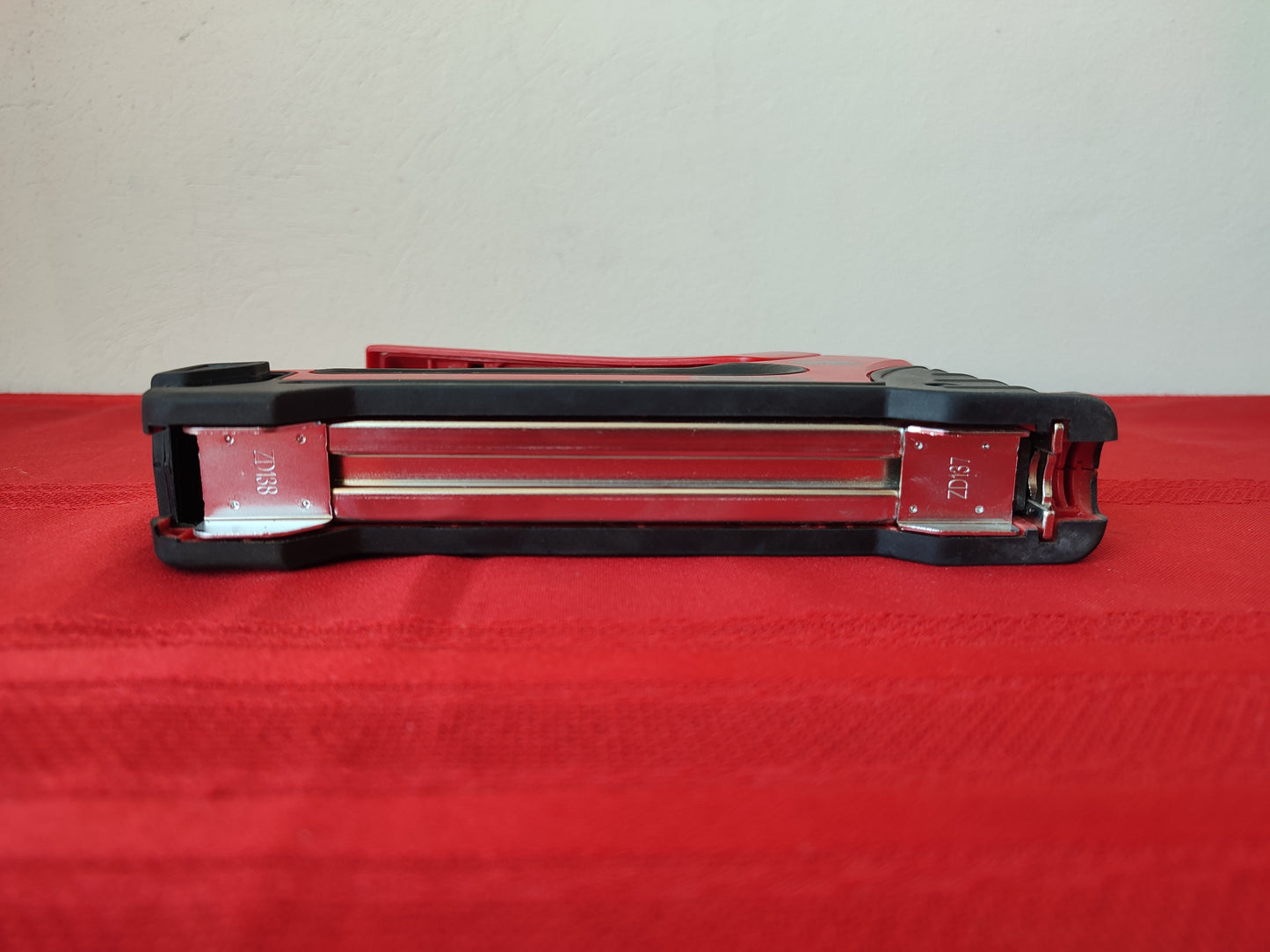 Engrapadora para cable color rojo - Gardner Bender (Nuevo, sin empaque)