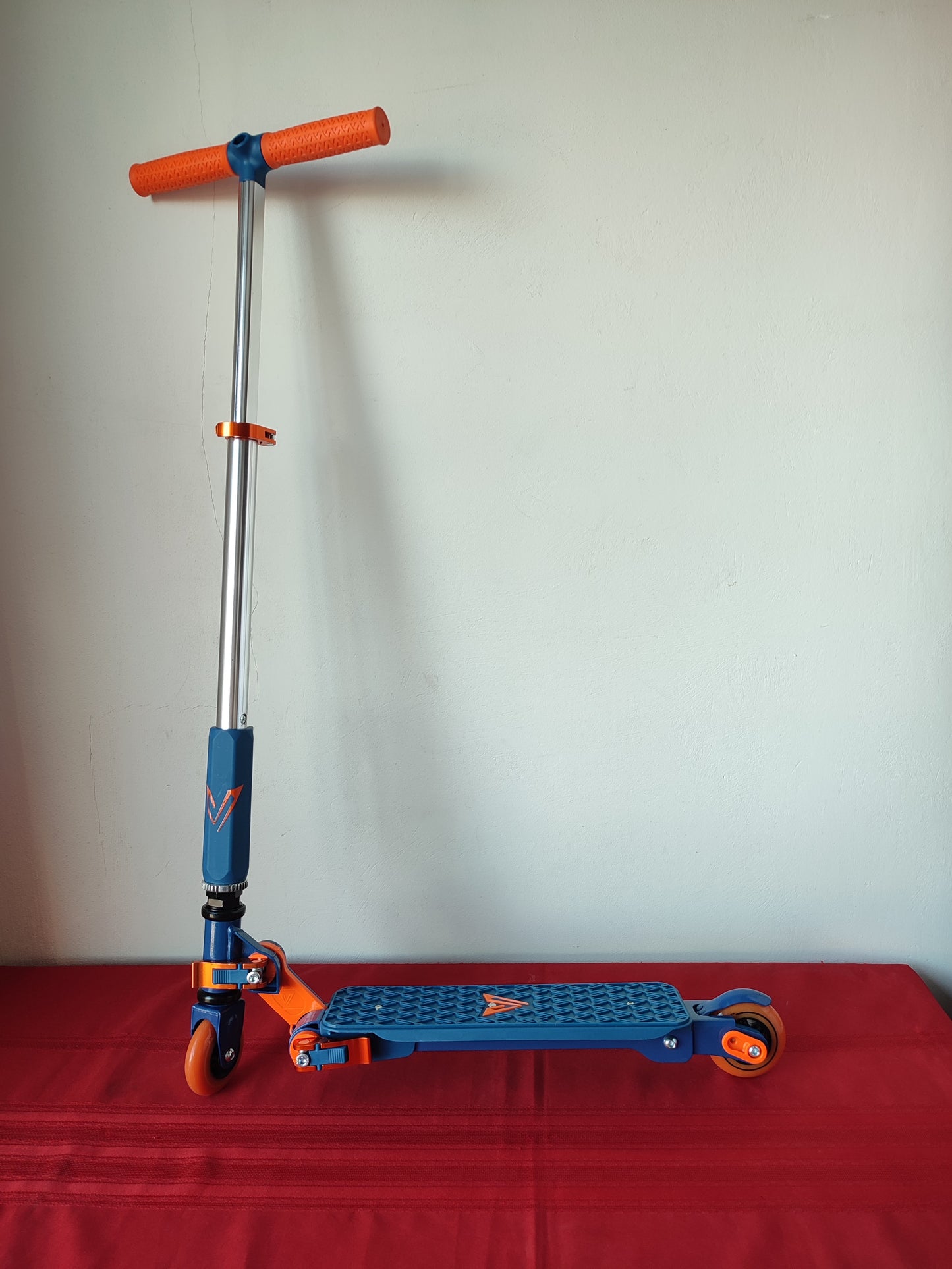 Scooter totalmente plegable de 2 ruedas color azul y naranja - Valor (Nuevo, sin caja)