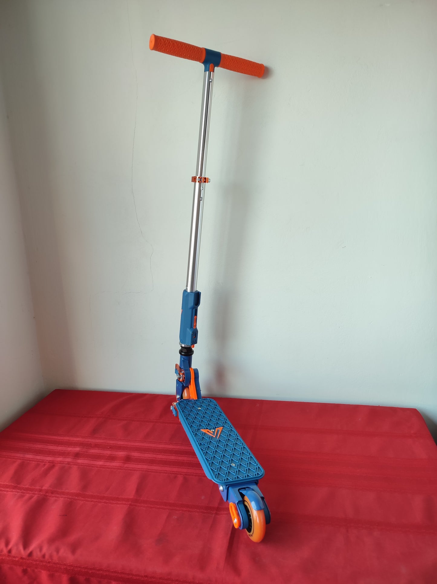 Scooter totalmente plegable de 2 ruedas color azul y naranja - Valor (Nuevo, sin caja)