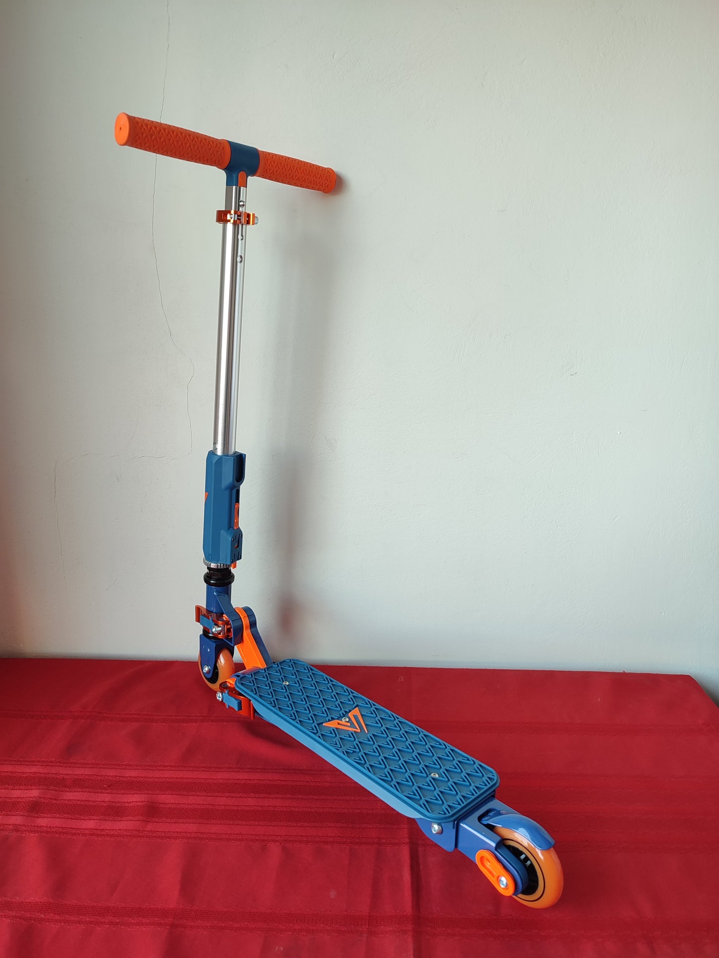 Scooter totalmente plegable de 2 ruedas color azul y naranja - Valor (Nuevo, sin caja)