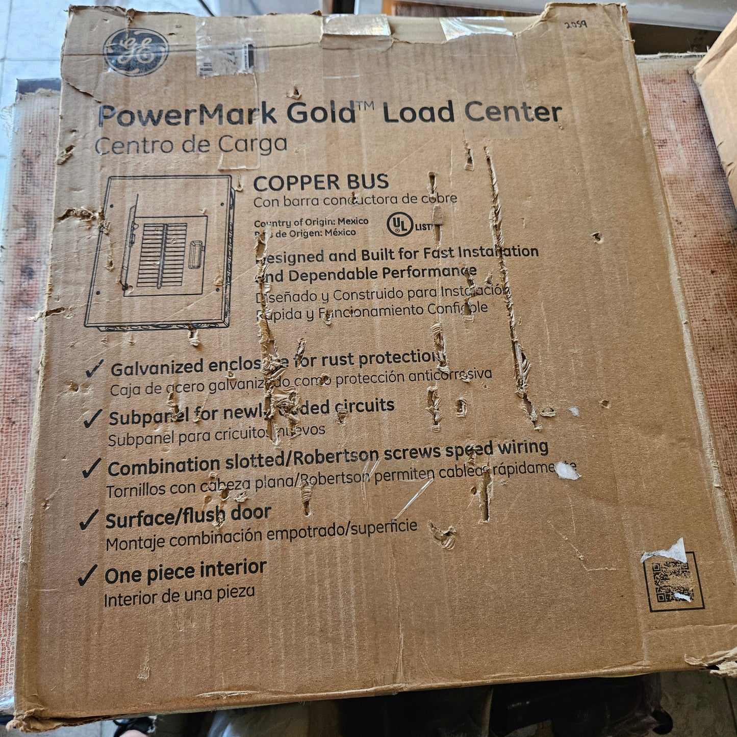 Centro de carga 12 circuitos monofásico con interruptor principal 100A, 240/120V - GE (Nuevo, caja abierta)