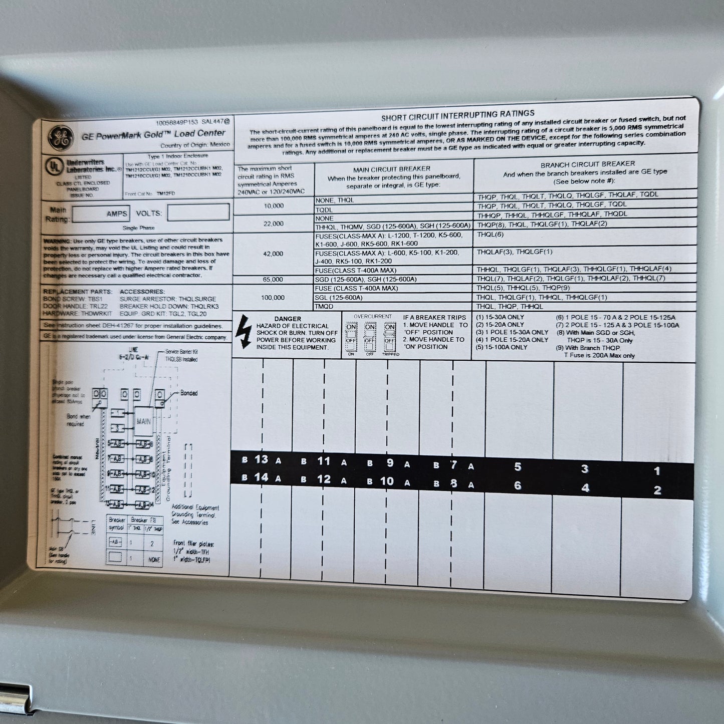 Centro de carga 12 circuitos monofásico con interruptor principal 100A, 240/120V - GE (Nuevo, caja abierta)