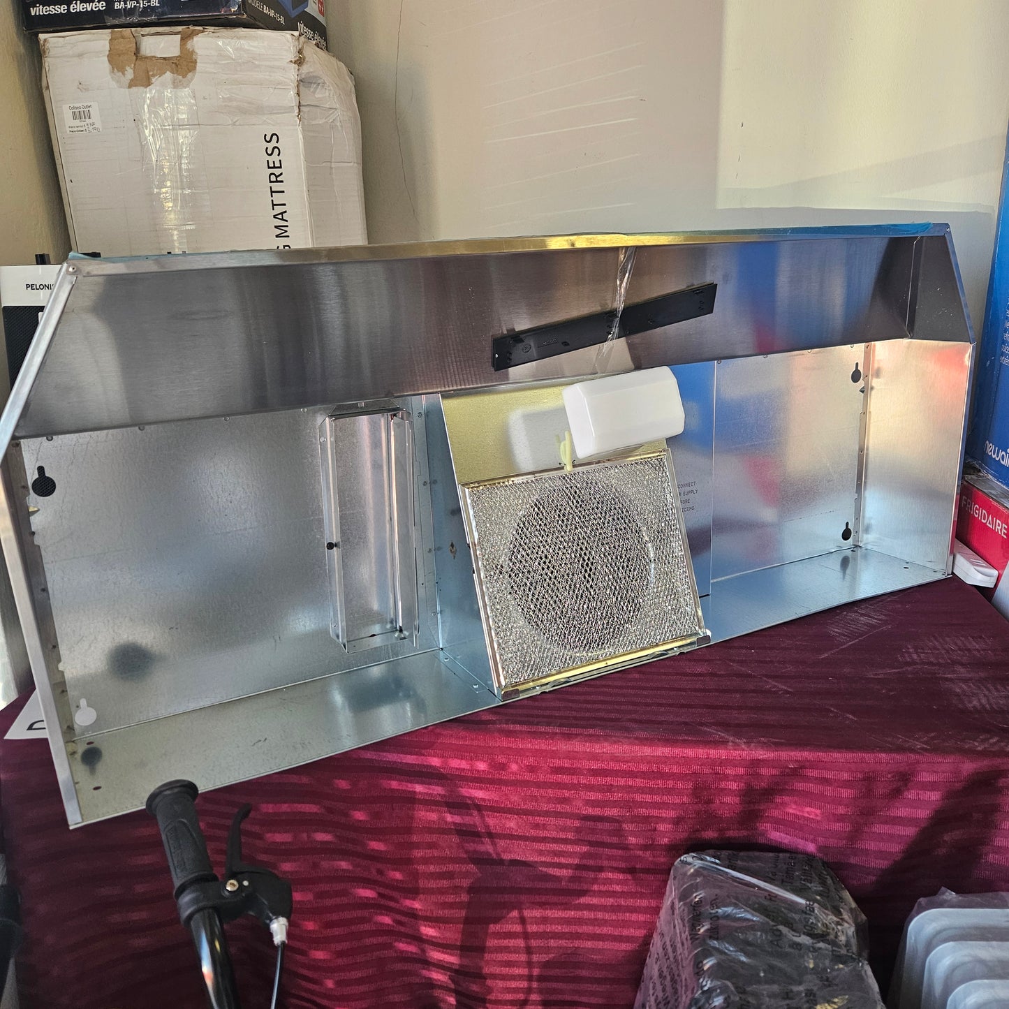 Campana de cocina de 42" convertible con extractor y luz de acero inoxidable - Broan (Nuevo, pequeño detalle estético)