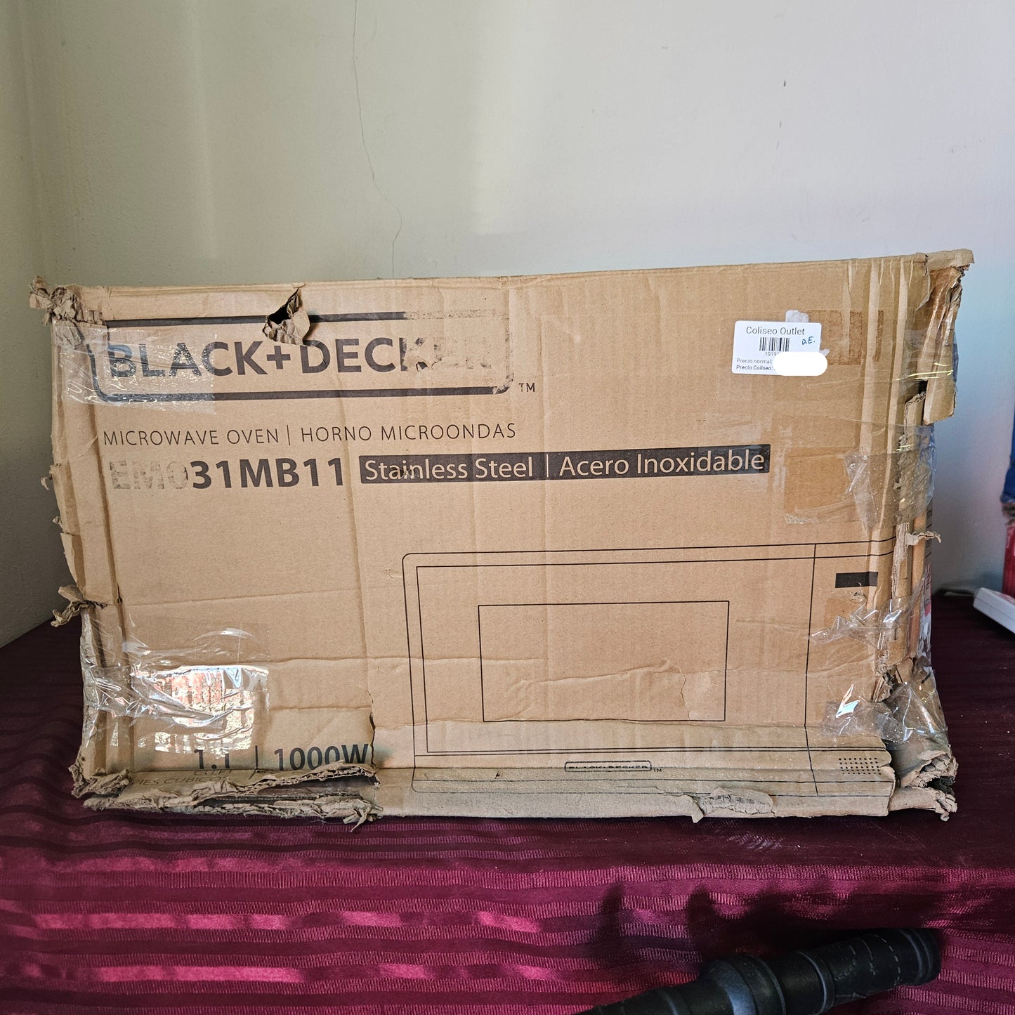 Horno microondas color negro y acero inoxidable 1.1 pies cúbicos - Black + Decker (Nuevo, detalle estético)