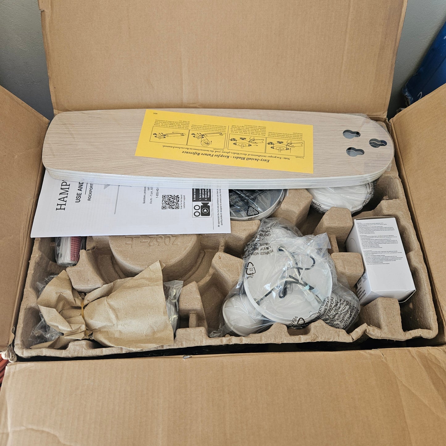 Ventilador de techo LED blanco mate de 52" - Hampton Bay Rockport (Nuevo, caja abierta)