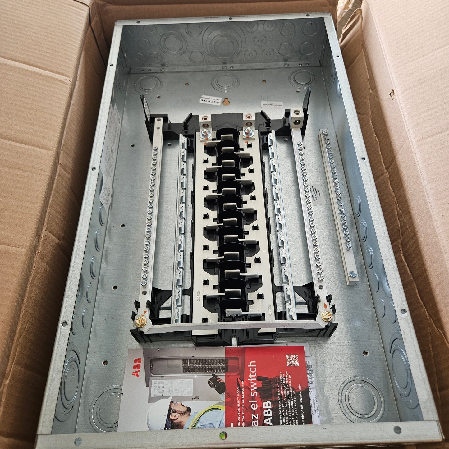 Centro de carga 24 circuitos monofásico 125A, 240/120V - GE (Nuevo, caja abierta)
