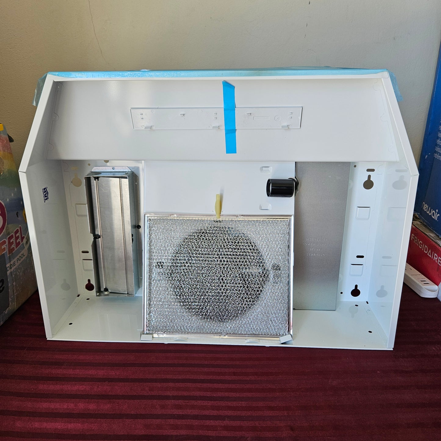 Campana de cocina de 24" convertible con extractor y luz - Broan NuTone (Nuevo, caja abierta)