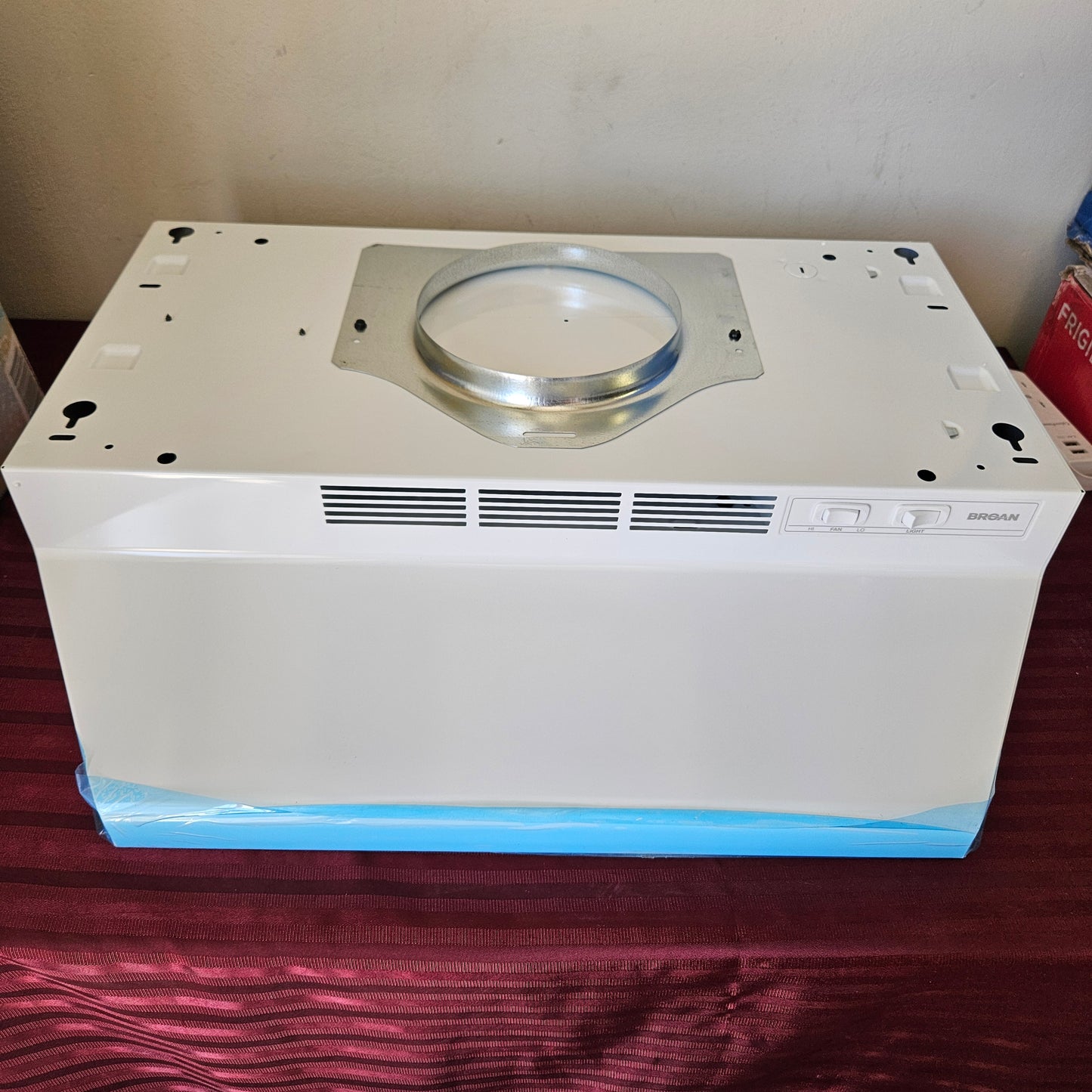 Campana de cocina de 24" convertible con extractor y luz - Broan NuTone (Nuevo, caja abierta)