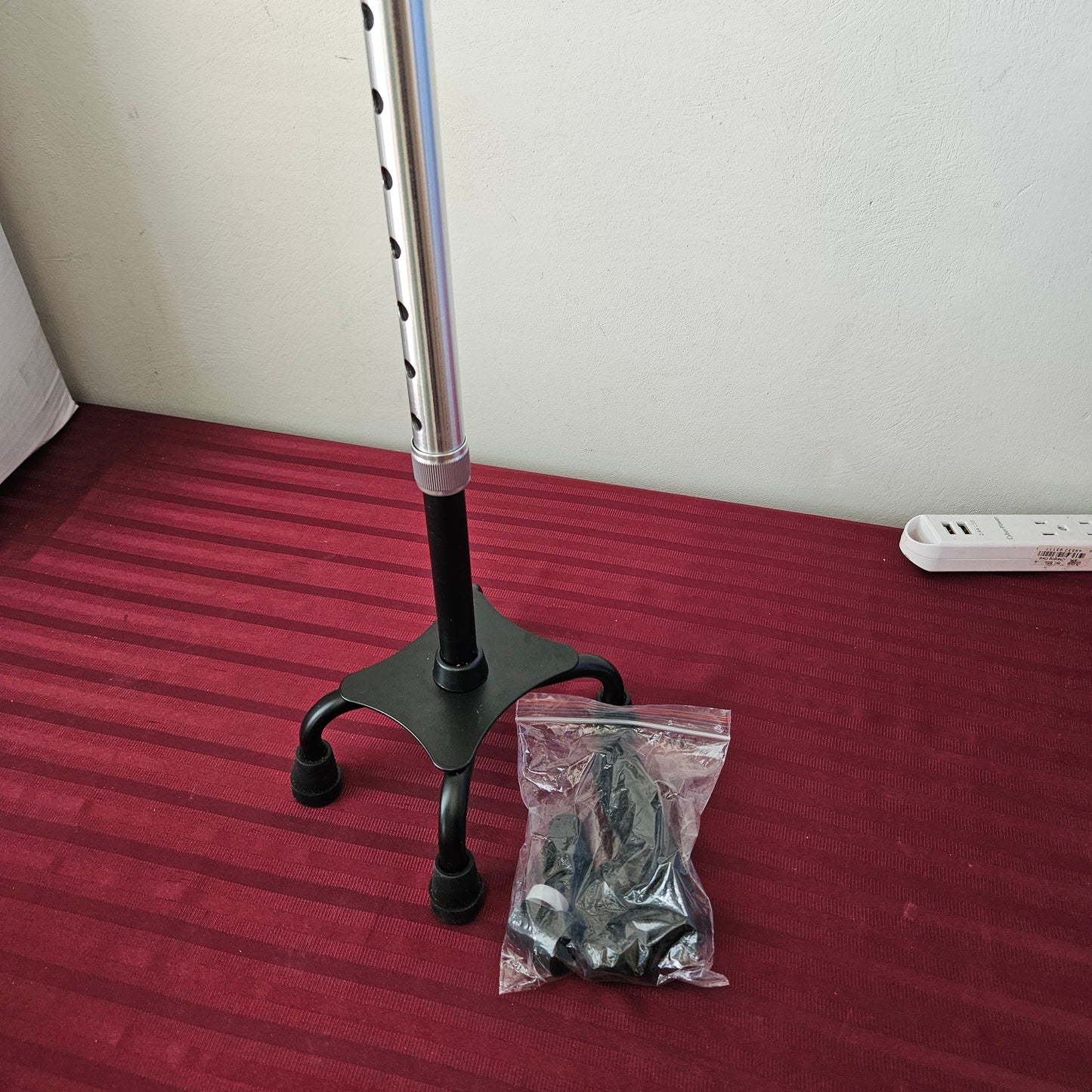 Bastón ajustable plegable con mango acolchado con pies de 4 puntas - AOHHL (Nuevo)