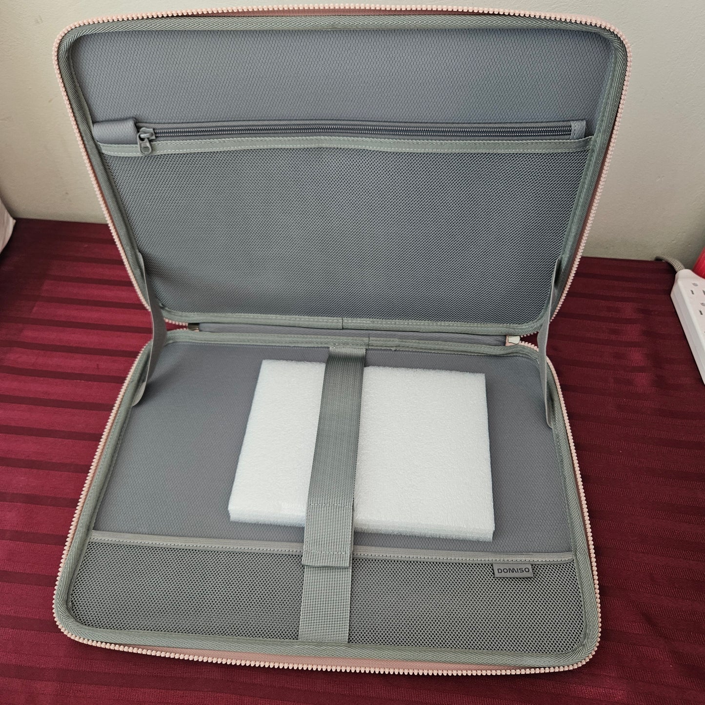 Funda para laptop de 15.6" con agarradera - DOMISO (Nuevo)