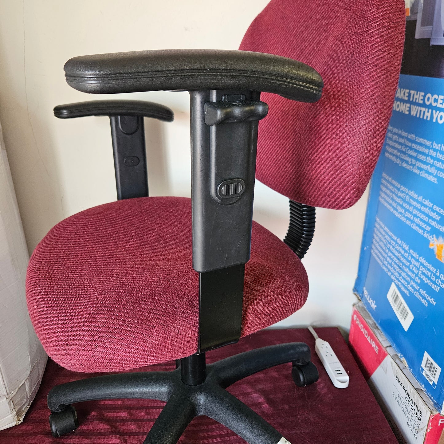 Silla para oficina color guinda de altura y reposabrazos ajustables (Nuevo)