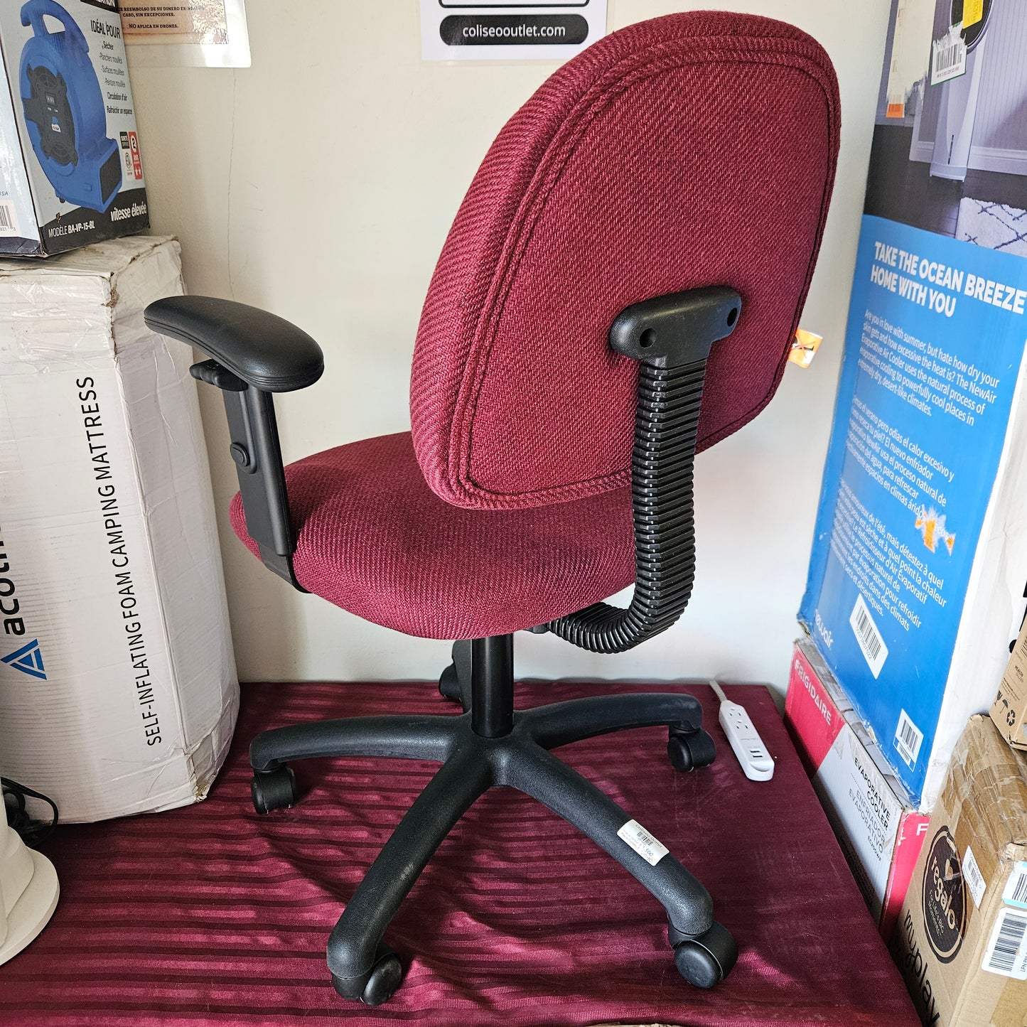 Silla para oficina color guinda de altura y reposabrazos ajustables (Nuevo)