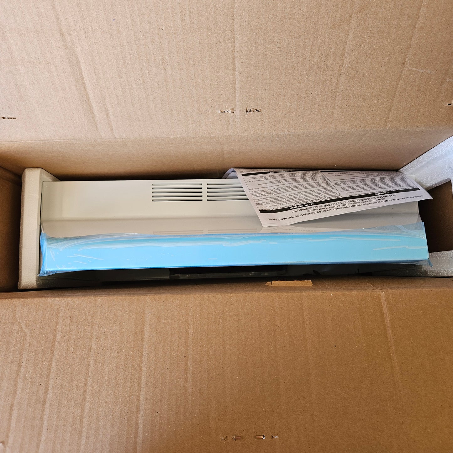 Campana de cocina de 24" convertible con extractor y luz - Broan NuTone (Nuevo, caja abierta)