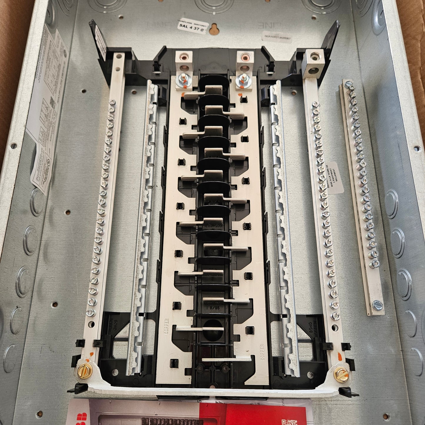 Centro de carga 24 circuitos monofásico 125A, 240/120V - GE (Nuevo, caja abierta)