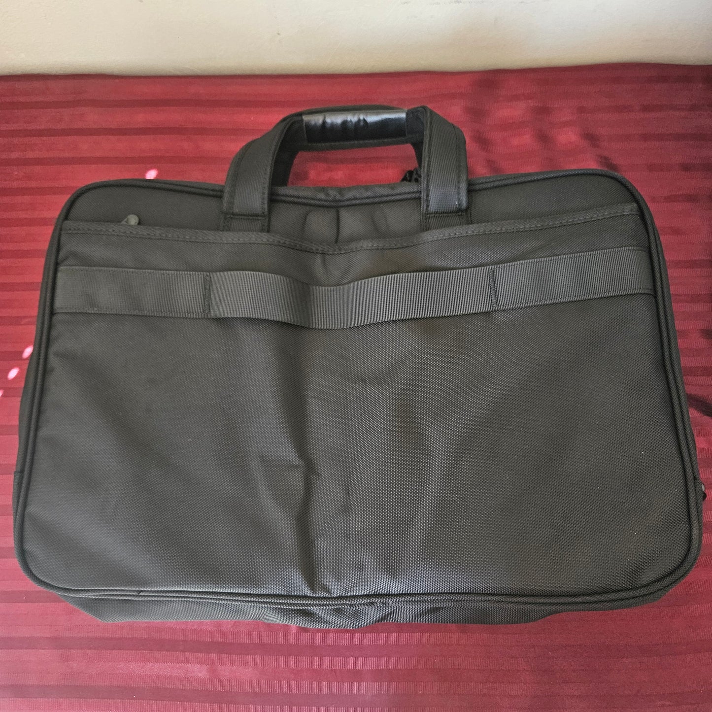 Maletín negro con correa para laptop de hasta 18" - Ytonet (Nuevo)