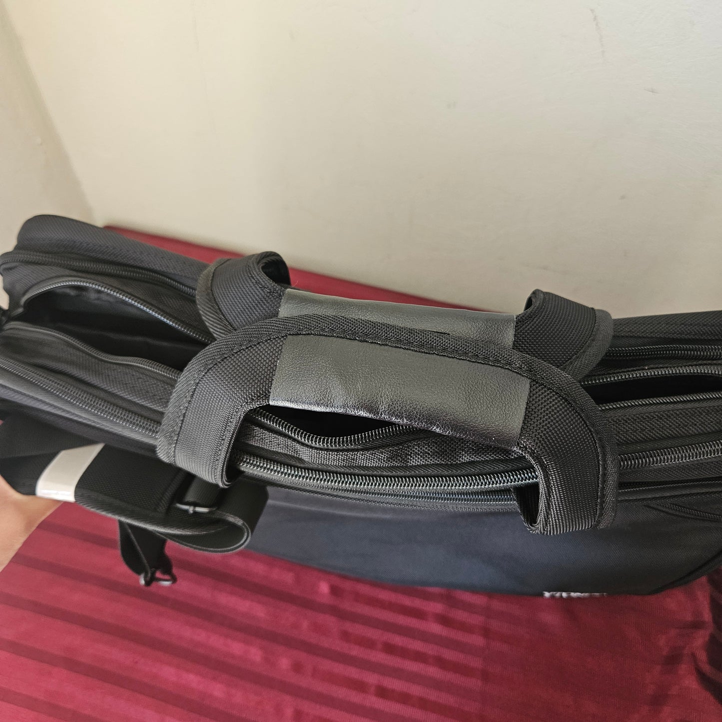 Maletín negro con correa para laptop de hasta 18" - Ytonet (Nuevo)