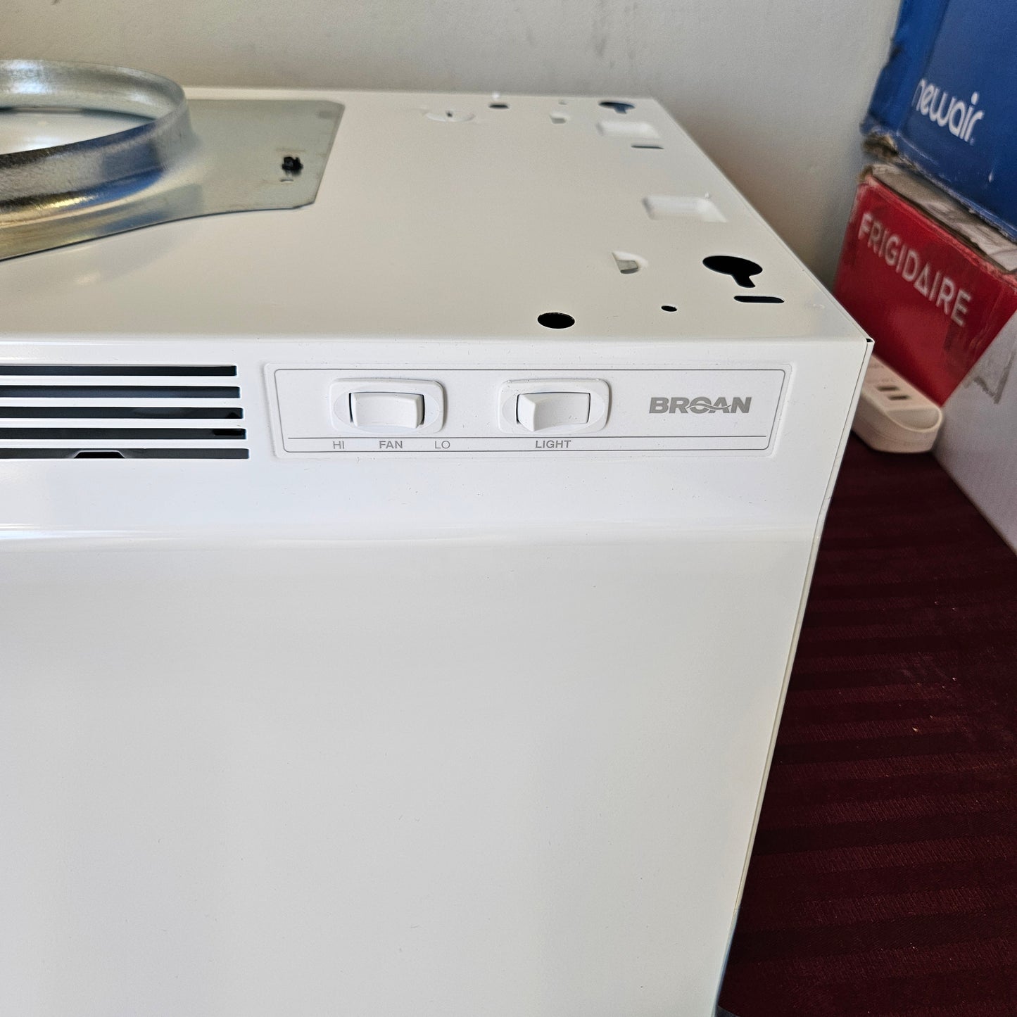 Campana de cocina de 24" convertible con extractor y luz - Broan NuTone (Nuevo, caja abierta)