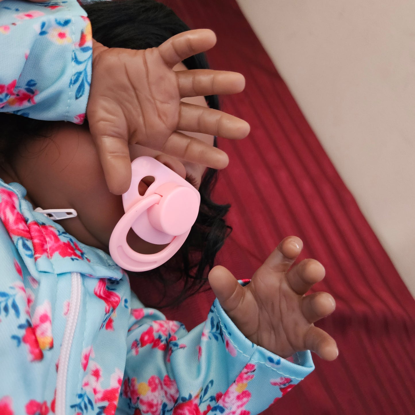 Bebé Reborn niña afroamericana ojos abiertos cuerpo de tela con cabello (Nuevo)