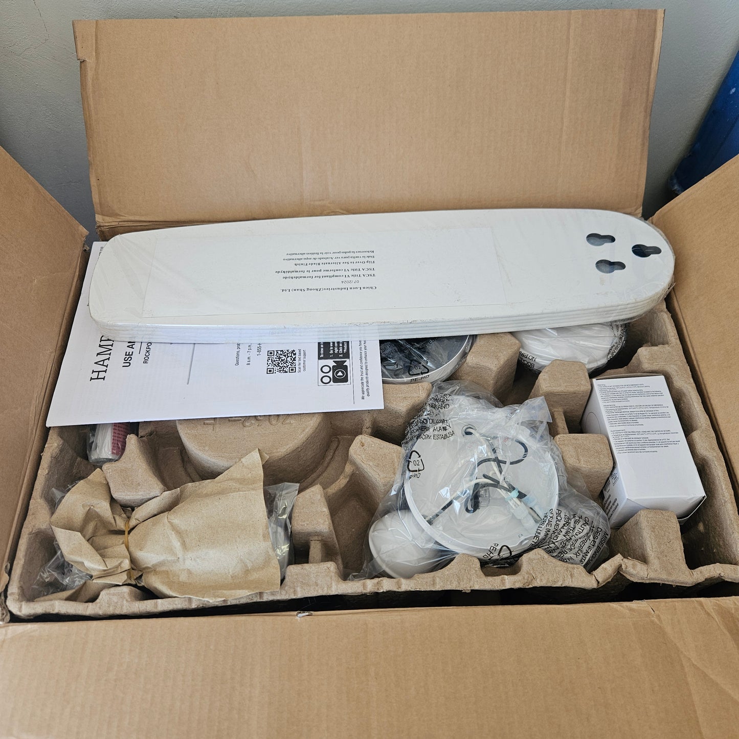 Ventilador de techo LED blanco mate de 52" - Hampton Bay Rockport (Nuevo, caja abierta)