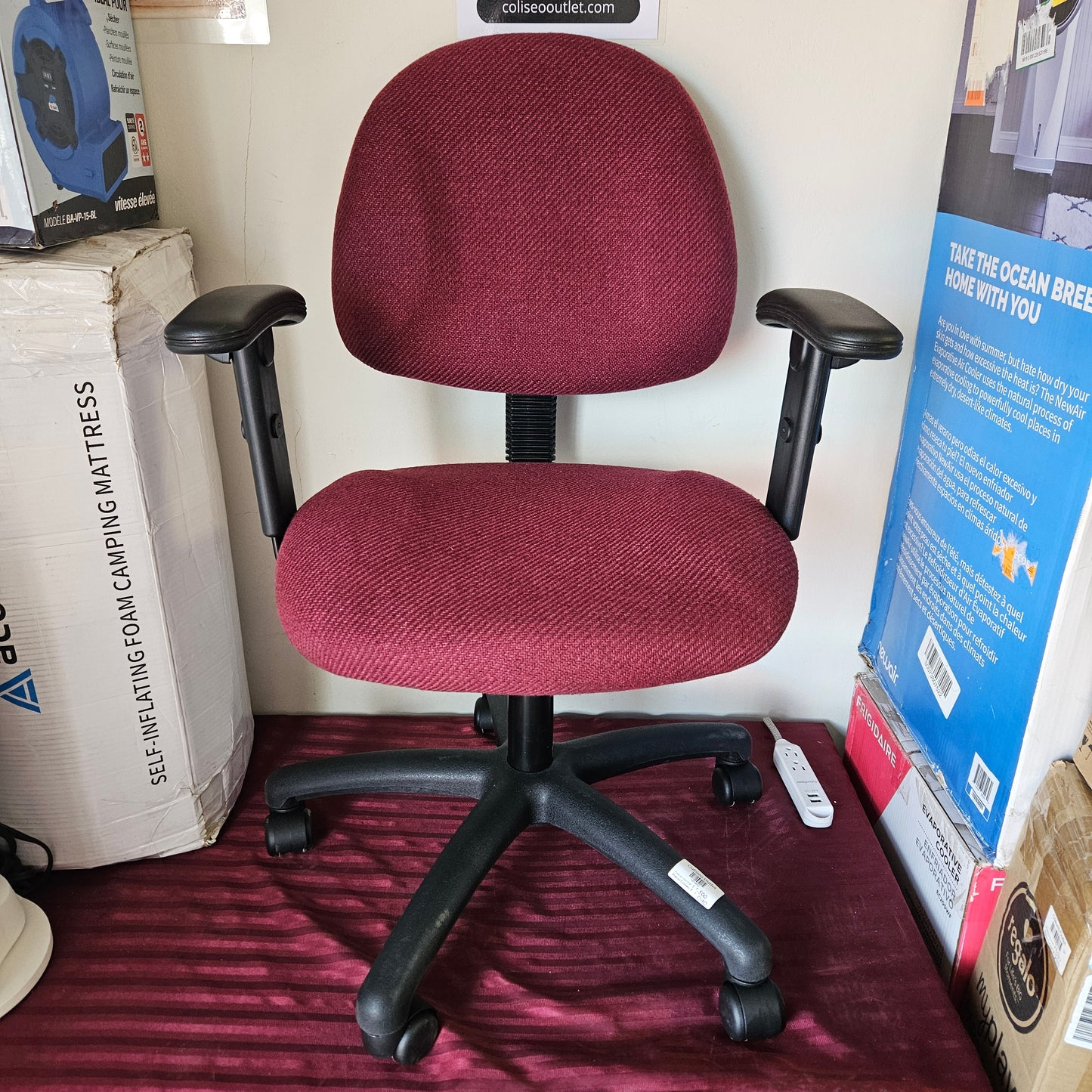 Silla para oficina color guinda de altura y reposabrazos ajustables (Nuevo)