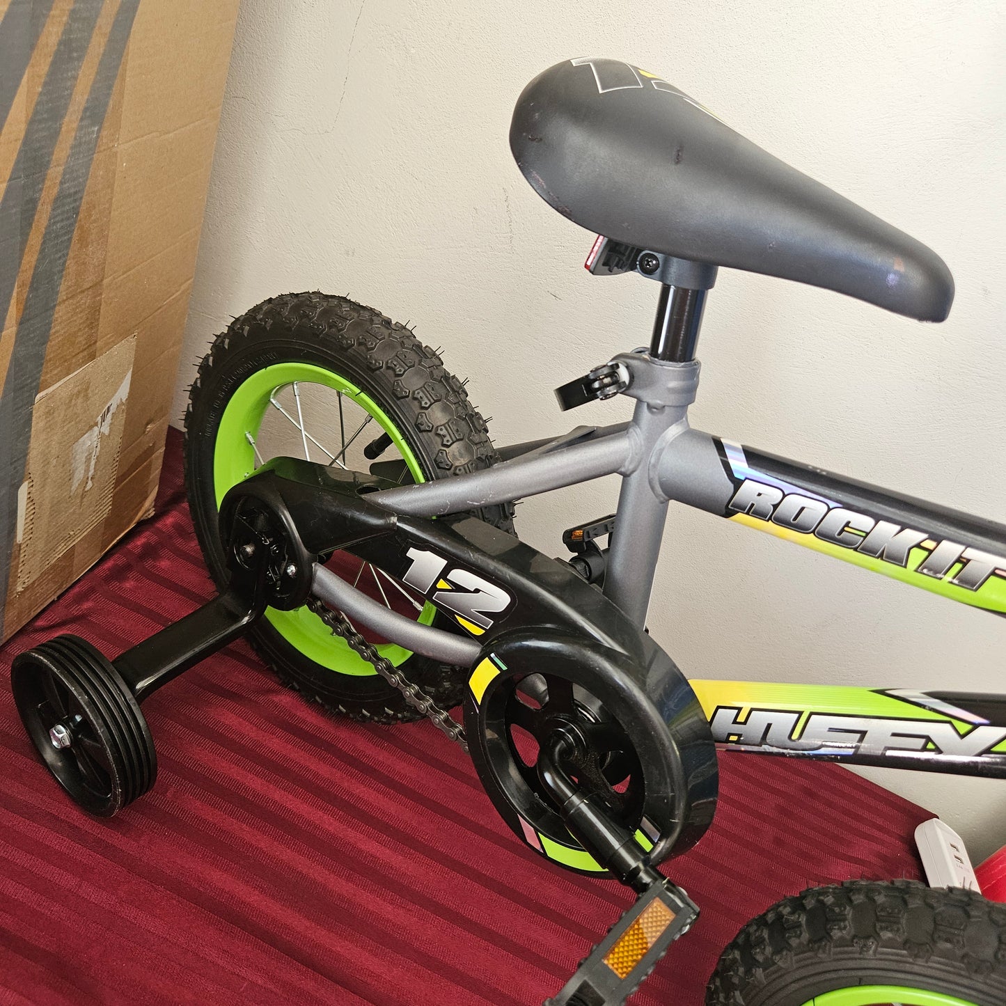 Bicicleta para niños 12" color gris con verde - Huffy Rock it (Nuevo, sin caja)