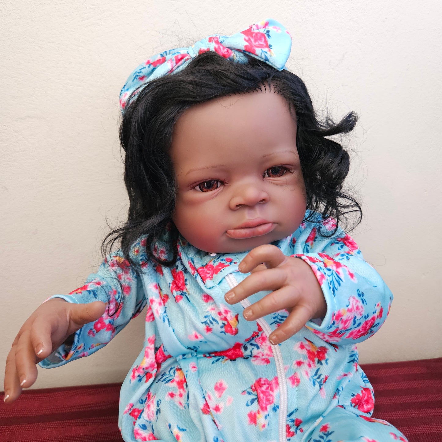 Bebé Reborn niña afroamericana ojos abiertos cuerpo de tela con cabello (Nuevo)