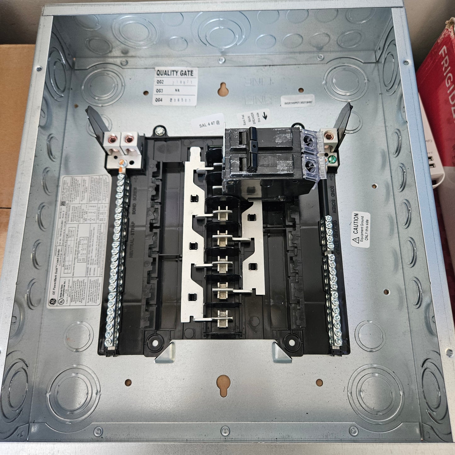Centro de carga 12 circuitos monofásico con interruptor principal 100A, 240/120V - GE (Nuevo, caja abierta)
