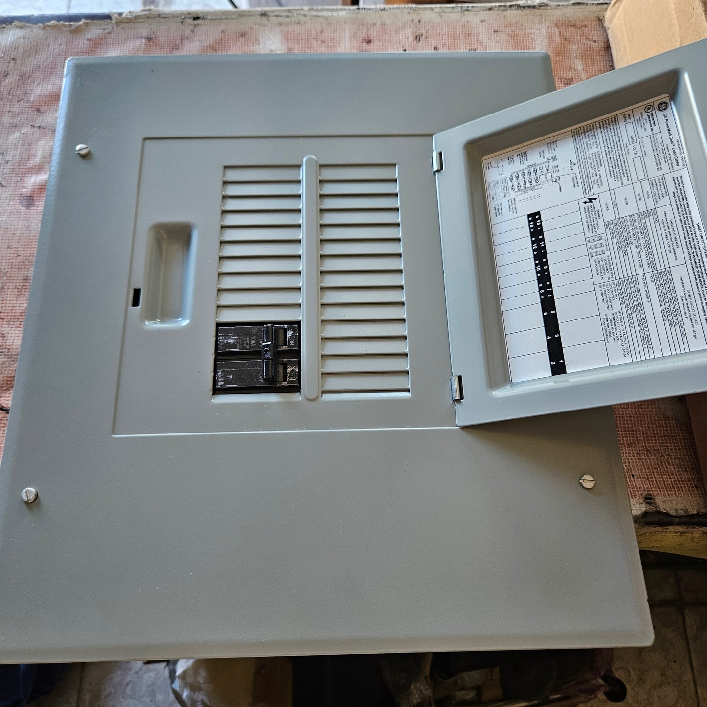 Centro de carga 12 circuitos monofásico con interruptor principal 100A, 240/120V - GE (Nuevo, caja abierta)