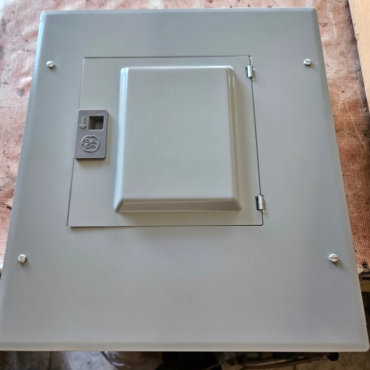 Centro de carga 12 circuitos monofásico con interruptor principal 100A, 240/120V - GE (Nuevo, caja abierta)
