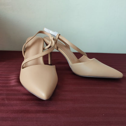 Zapatillas color beige talla 8 US (25 cm) - (Nuevo)