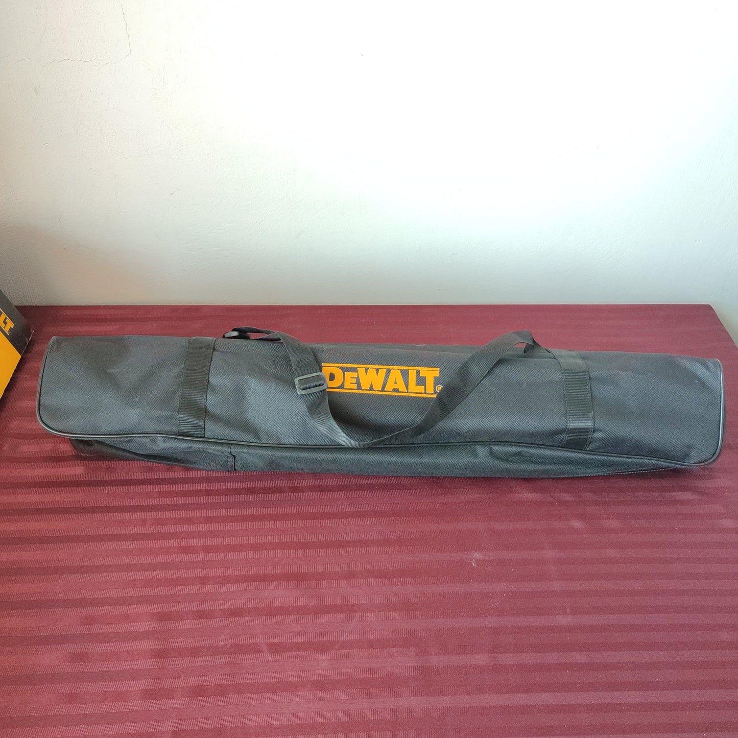 Trípode elevador de 72" con bolsa de viaje - DEWALT (Nuevo, caja abierta)