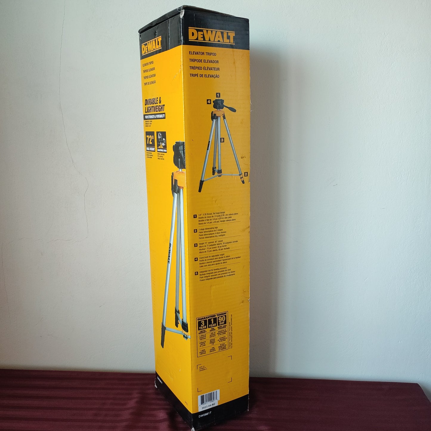 Trípode elevador de 72" con bolsa de viaje - DEWALT (Nuevo, caja abierta)