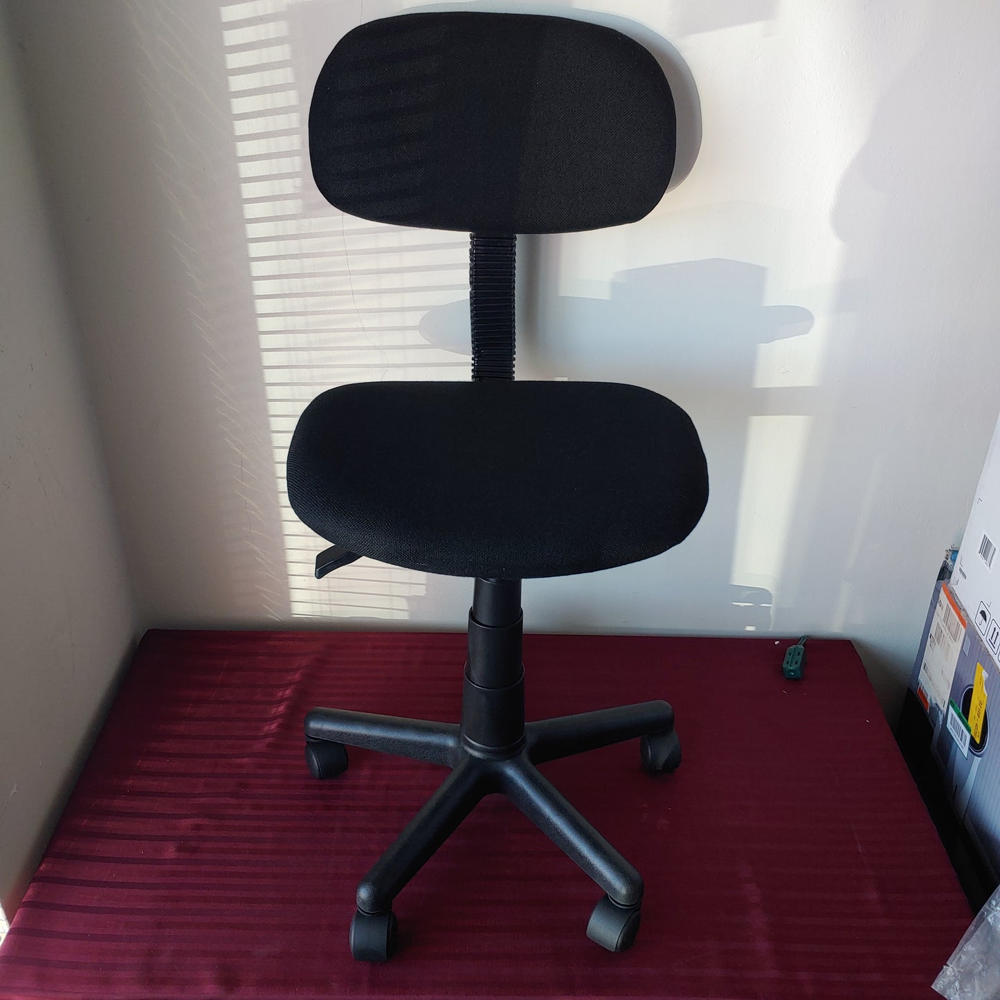 Silla para oficina color negro de altura ajustable - Hodedah (Nuevo)