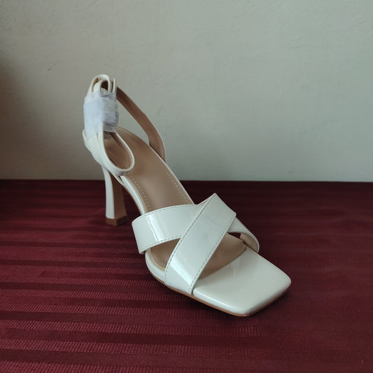 Zapatillas color blanco varias tallas - (Nuevo)